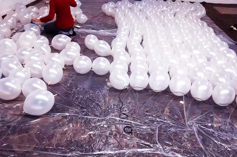 Ben Petersen & Markus Knoblich: SCHICHTWECHSEL | 2015, Installation aus Luftballons