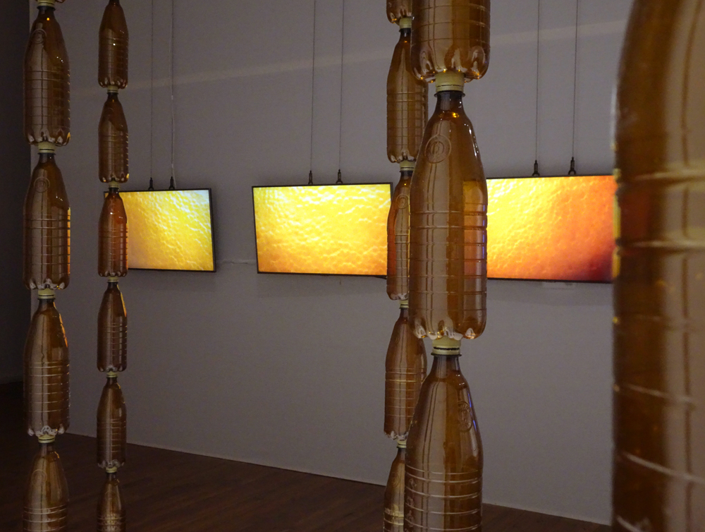 Ben Petersen: Golden Apple, 2021, Installation im Raum